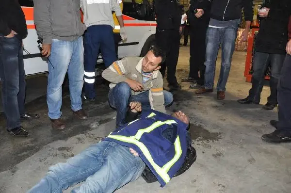 Oyak- Renault'da Toplu İş Görmesi Öncesi Protesto ve Kavga; 3 Yaralı Oyak- Renault'da Toplu İş Görmesi Öncesi Protesto ve Kavga; 3 Yaralı