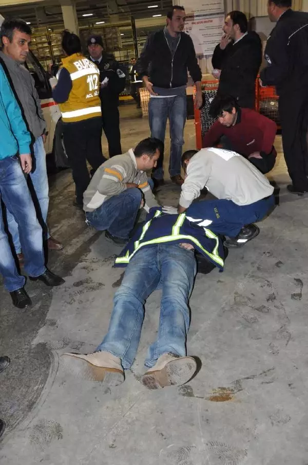 Oyak- Renault'da Toplu İş Görmesi Öncesi Protesto ve Kavga; 3 Yaralı Oyak- Renault'da Toplu İş Görmesi Öncesi Protesto ve Kavga; 3 Yaralı