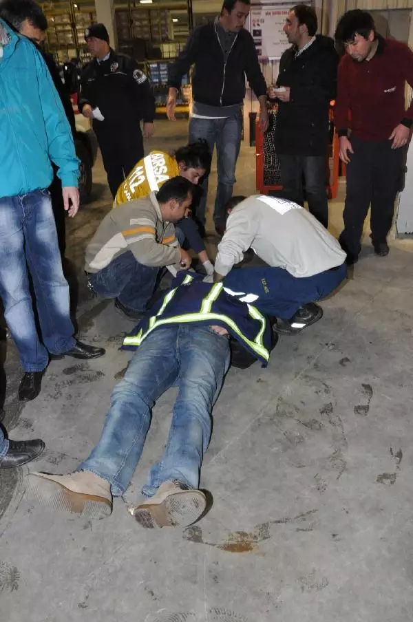Oyak- Renault'da Toplu İş Görmesi Öncesi Protesto ve Kavga; 3 Yaralı Oyak- Renault'da Toplu İş Görmesi Öncesi Protesto ve Kavga; 3 Yaralı