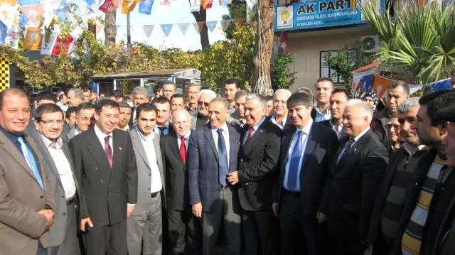 AK Parti Genel Başkan Yardımcısı Türel İzmir'de AK Parti Genel Başkan Yardımcısı Türel İzmir'de