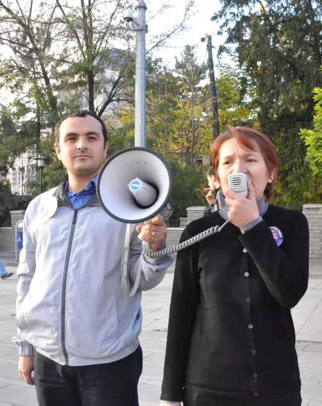 Kırıkkale'de Kadınlar, Şiddeti Görmeyen Gözler İçin Mum Yaktılar Kırıkkale'de Kadınlar, Şiddeti Görmeyen Gözler İçin Mum Yaktılar