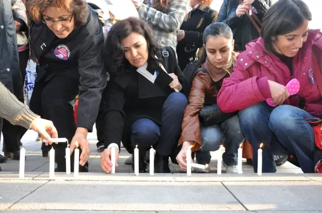 Kırıkkale'de Kadınlar, Şiddeti Görmeyen Gözler İçin Mum Yaktılar Kırıkkale'de Kadınlar, Şiddeti Görmeyen Gözler İçin Mum Yaktılar