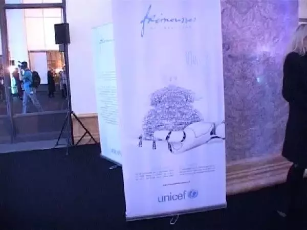 Dice Kayek Tasarımı Bebek UNICEF Gecesine Damga Vurdu Dice Kayek Tasarımı Bebek UNICEF Gecesine Damga Vurdu