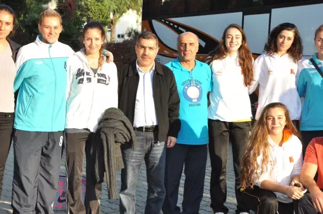 Başkan Çelikcan Voleybolcuları Kabul Etti Başkan Çelikcan Voleybolcuları Kabul Etti