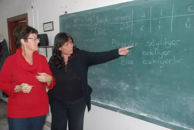 Yerleşik Yabancılar Komşularıyla Sohbet İçin Türkçe Öğreniyor Yerleşik Yabancılar Komşularıyla Sohbet İçin Türkçe Öğreniyor