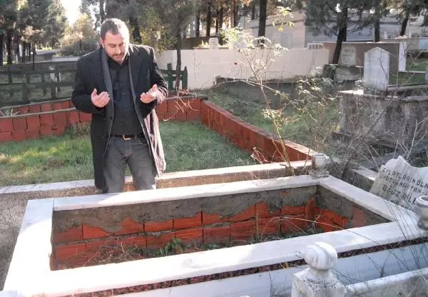 Kendi Sağlık Karnesi ile Hastaneye Giden Yakını Ölünce, 9 Yıl Yaşadığını Kanıtlamaya Uğraştı Kendi Sağlık Karnesi ile Hastaneye Giden Yakını Ölünce, 9 Yıl Yaşadığını Kanıtlamaya Uğraştı