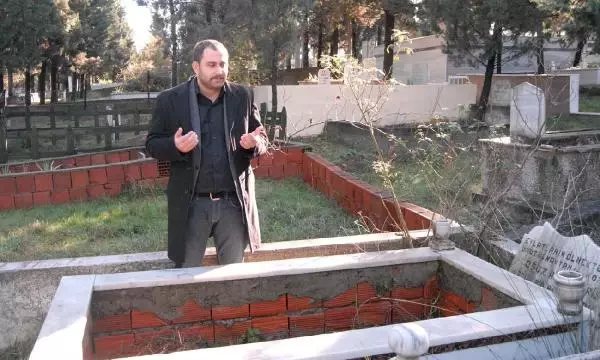Kendi Sağlık Karnesi ile Hastaneye Giden Yakını Ölünce, 9 Yıl Yaşadığını Kanıtlamaya Uğraştı Kendi Sağlık Karnesi ile Hastaneye Giden Yakını Ölünce, 9 Yıl Yaşadığını Kanıtlamaya Uğraştı