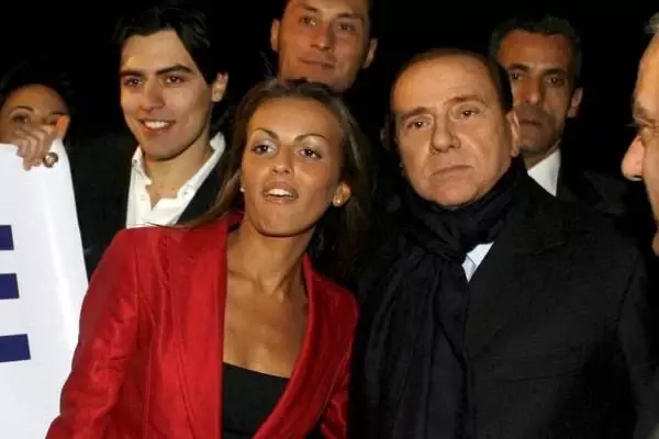 Berlusconi, Kendisinden 48 Yaş Küçük Hayranıyla Nişanlandı