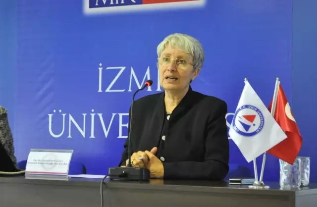 Hemşirelerin Sorunları İzü'de Panelde Konuşuldu Hemşirelerin Sorunları İzü'de Panelde Konuşuldu