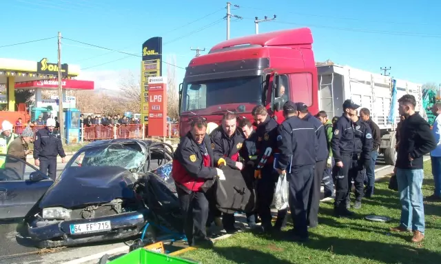 Uşak'ta Trafik Kazası: 2 Ölü, 2 Yaralı - Haberler