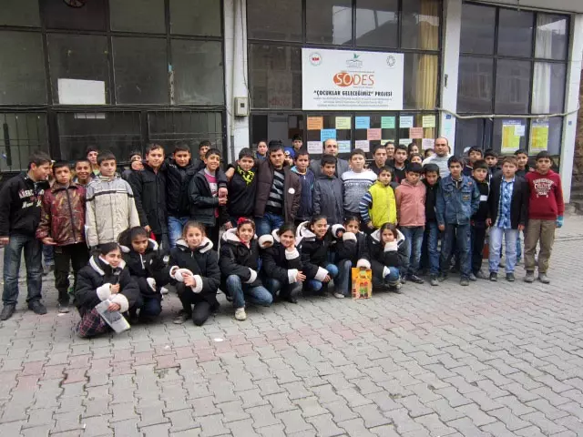 Savur'da Okuma Salonu, Öğrencilere Kaban Dağıttı
