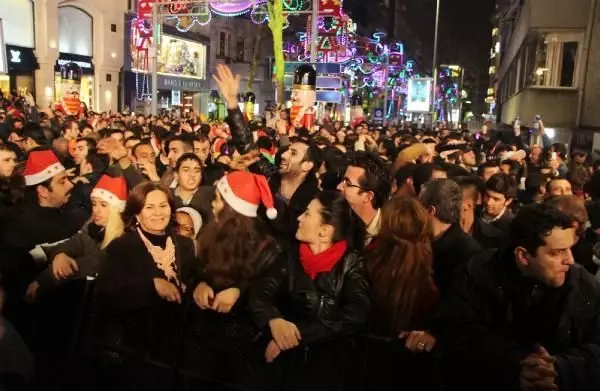 Taksim'de Davullu Zurnalı Yılbaşı Kutlaması
