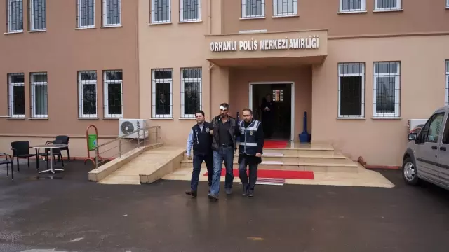 Eşini Bıçaklayan Zanlıya Linç Girişimi Eşini Bıçaklayan Zanlıya Linç Girişimi