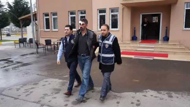 Eşini Bıçaklayan Zanlıya Linç Girişimi Eşini Bıçaklayan Zanlıya Linç Girişimi