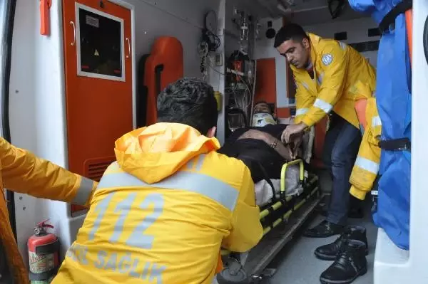 Ambulans, Minibüsle Çarpıştı: 5 Yaralı Ambulans, Minibüsle Çarpıştı: 5 Yaralı