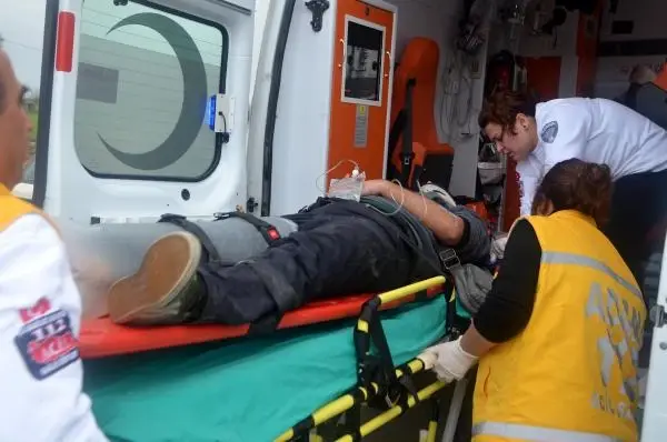 Minibüs, Otomobile Çarptı: 9 Yaralı