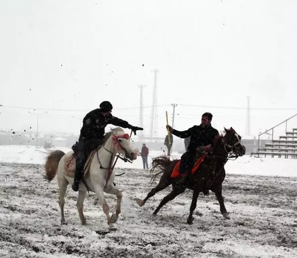 Kar Üstünde Cirit Antrenmanı Kar Üstünde Cirit Antrenmanı