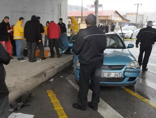 Cenaze Yolunda Kaza: 2 Ölü, 2 Yaralı Cenaze Yolunda Kaza: 2 Ölü, 2 Yaralı