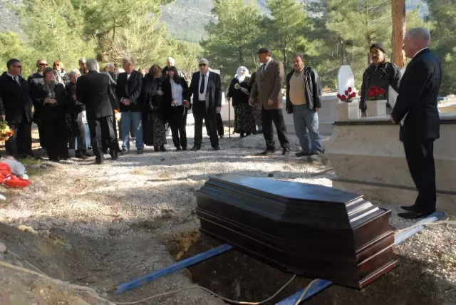 Jak Baba Vasiyeti Üzerine Ölüdeniz'de Toprağa Verildi Jak Baba Vasiyeti Üzerine Ölüdeniz'de Toprağa Verildi