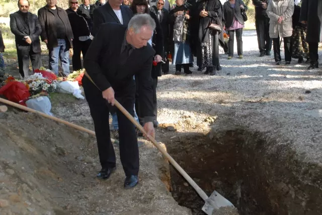 Jak Baba Vasiyeti Üzerine Ölüdeniz'de Toprağa Verildi Jak Baba Vasiyeti Üzerine Ölüdeniz'de Toprağa Verildi