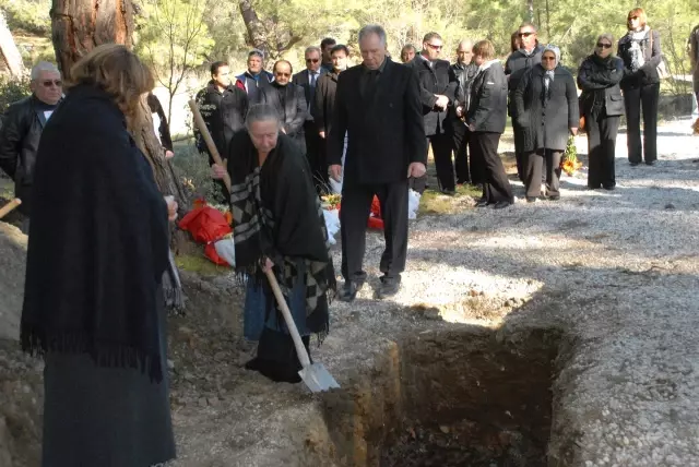 Jak Baba Vasiyeti Üzerine Ölüdeniz'de Toprağa Verildi Jak Baba Vasiyeti Üzerine Ölüdeniz'de Toprağa Verildi