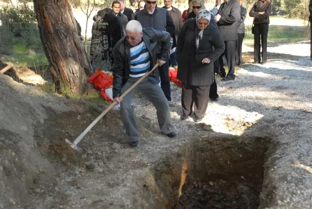 Jak Baba Vasiyeti Üzerine Ölüdeniz'de Toprağa Verildi Jak Baba Vasiyeti Üzerine Ölüdeniz'de Toprağa Verildi