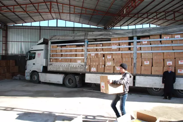 Suriyeli Mültecilere 1 Tır Dolusu Yardım Suriyeli Mültecilere 1 Tır Dolusu Yardım