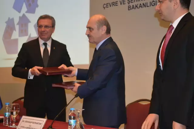 Bayraktar'dan 'Kentsel Dönüşüm'de Rant İddialarına Tepki Bayraktar'dan 'Kentsel Dönüşüm'de Rant İddialarına Tepki
