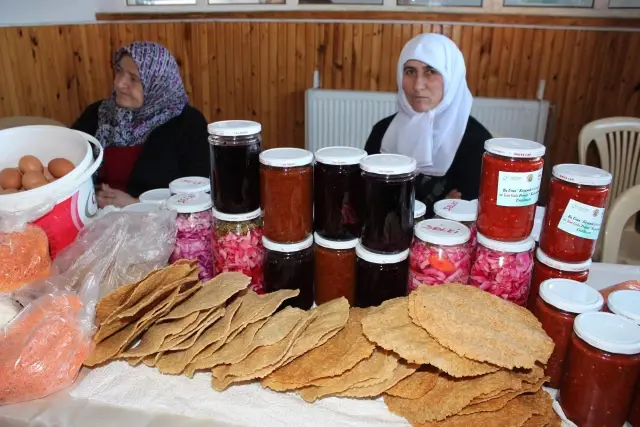 Hüyüklü Kadın Çiftçiler ve Ev Kadınları Güvenilir Gıda Eğitimi Aldı Hüyüklü Kadın Çiftçiler ve Ev Kadınları Güvenilir Gıda Eğitimi Aldı