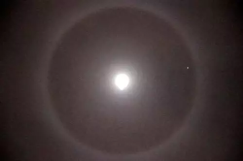 Ay'ın Etrafında İlginç Çember!