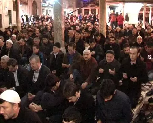 Mevlit Kandili'nde Eyüp Sultan Cami Doldu Taştı Mevlit Kandili'nde Eyüp Sultan Cami Doldu Taştı