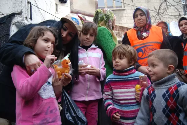 Sanatçılar Suriyelilere Destek Eli Uzattı Sanatçılar Suriyelilere Destek Eli Uzattı
