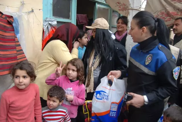 Sanatçılar Suriyelilere Destek Eli Uzattı Sanatçılar Suriyelilere Destek Eli Uzattı