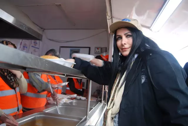 Sanatçılar Suriyelilere Destek Eli Uzattı Sanatçılar Suriyelilere Destek Eli Uzattı
