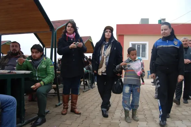 Sanatçılar Suriyelilere Destek Eli Uzattı Sanatçılar Suriyelilere Destek Eli Uzattı