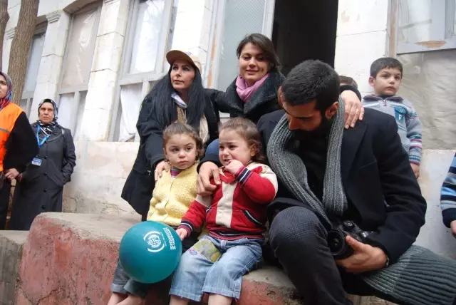 Sanatçılar Suriyelilere Destek Eli Uzattı Sanatçılar Suriyelilere Destek Eli Uzattı