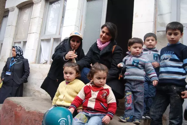 Sanatçılar Suriyelilere Destek Eli Uzattı Sanatçılar Suriyelilere Destek Eli Uzattı