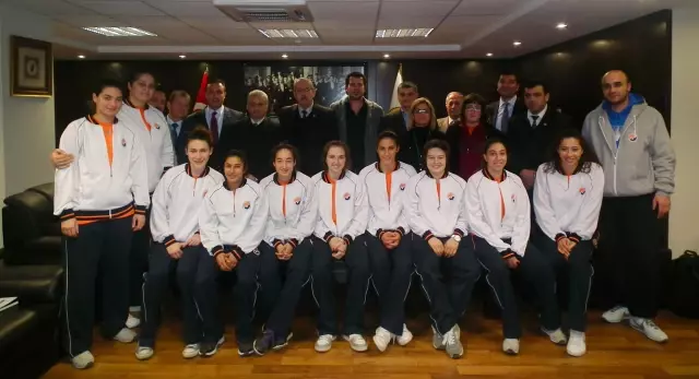 Mersin SMMMO'dan MEÜ Basketbol Takımına Destek Mersin SMMMO'dan MEÜ Basketbol Takımına Destek