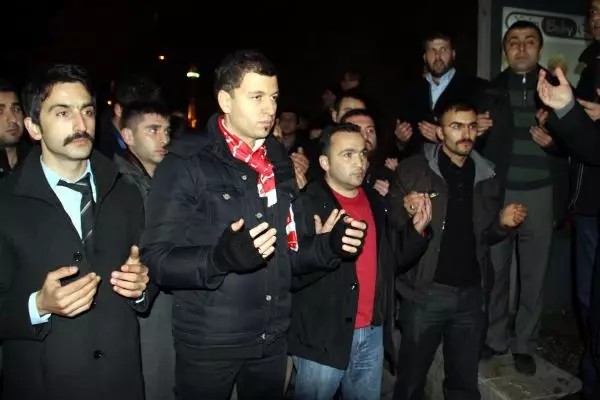 Ülkücüler Kandil Gecesi Şehitler İçin Yürüdü Ülkücüler Kandil Gecesi Şehitler İçin Yürüdü