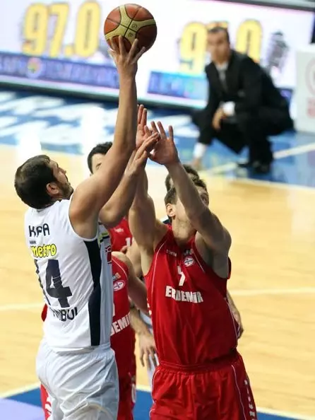 Fenerbahçe Ülker, Erdemir'i 82 - 77 Mağlup Etti Fenerbahçe Ülker, Erdemir'i 82 - 77 Mağlup Etti