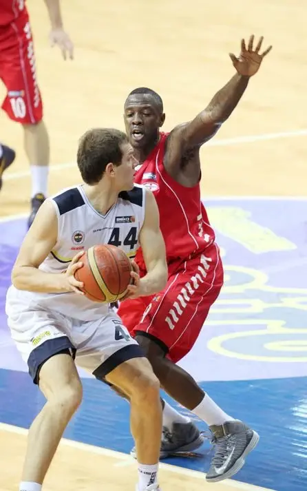 Fenerbahçe Ülker, Erdemir'i 82 - 77 Mağlup Etti Fenerbahçe Ülker, Erdemir'i 82 - 77 Mağlup Etti