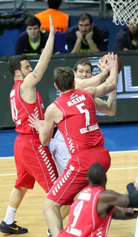Fenerbahçe Ülker, Erdemir'i 82 - 77 Mağlup Etti Fenerbahçe Ülker, Erdemir'i 82 - 77 Mağlup Etti