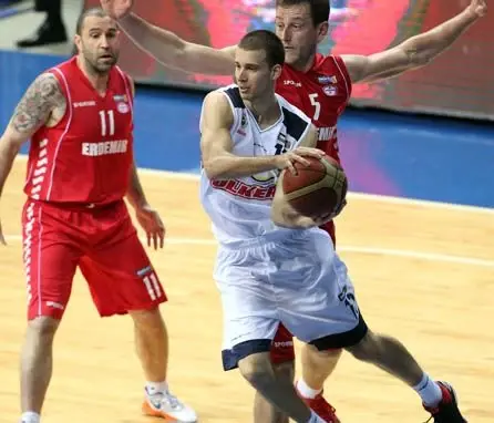 Fenerbahçe Ülker, Erdemir'i 82 - 77 Mağlup Etti Fenerbahçe Ülker, Erdemir'i 82 - 77 Mağlup Etti