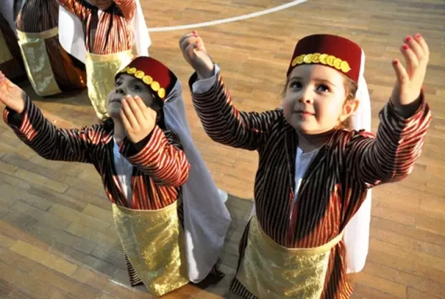 Kemalpaşa Belediyesi Koreografi ile Köy Düğünlerini Canlandırdı