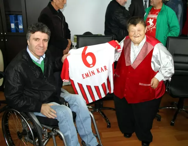 Samsunspor'dan Şişko Nuri'ye Sürpriz Doğum Günü Samsunspor'dan Şişko Nuri'ye Sürpriz Doğum Günü