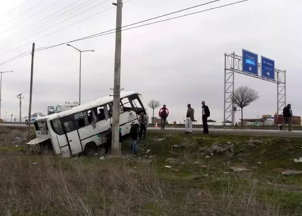 Liselileri Taşıyan Midibüs Devrildi: 28 Yaralı