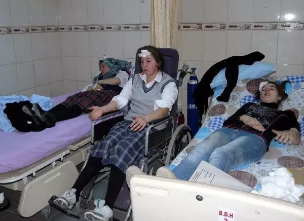Liselileri Taşıyan Midibüs Devrildi: 28 Yaralı