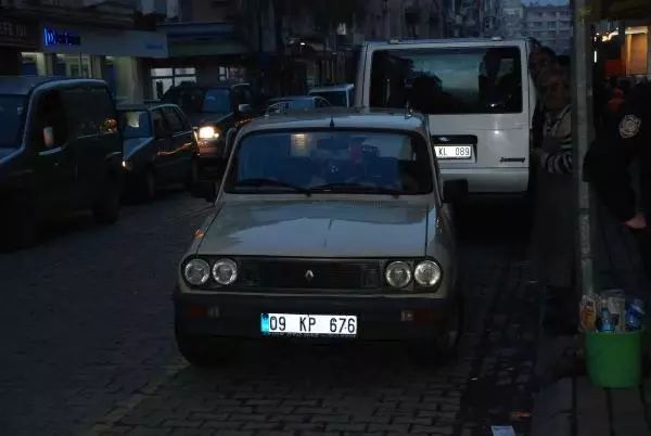 Ehliyetsiz Sürücü Kaçarken Polis Memurunu Sürükledi Ehliyetsiz Sürücü Kaçarken Polis Memurunu Sürükledi
