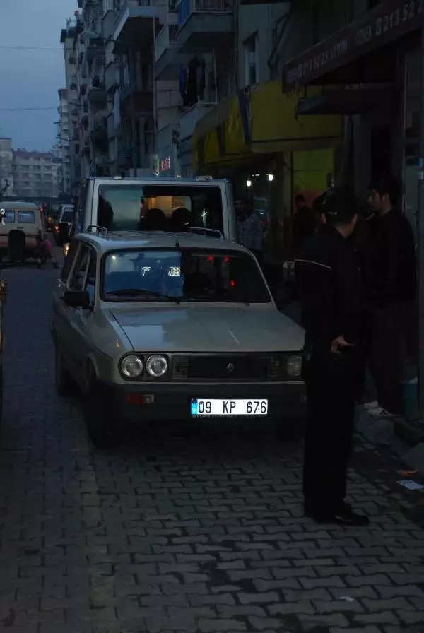 Ehliyetsiz Sürücü Kaçarken Polis Memurunu Sürükledi Ehliyetsiz Sürücü Kaçarken Polis Memurunu Sürükledi