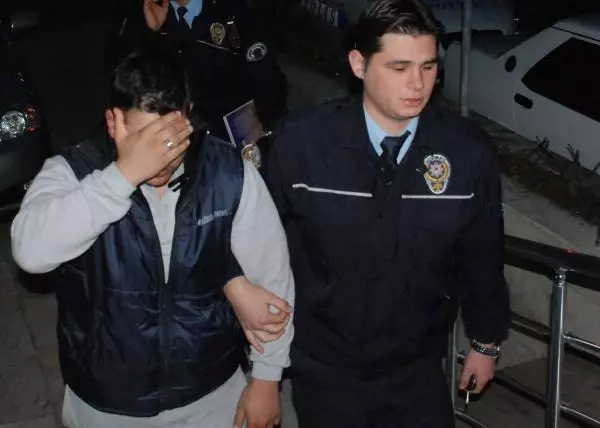 Ehliyetsiz Sürücü Kaçarken Polis Memurunu Sürükledi Ehliyetsiz Sürücü Kaçarken Polis Memurunu Sürükledi